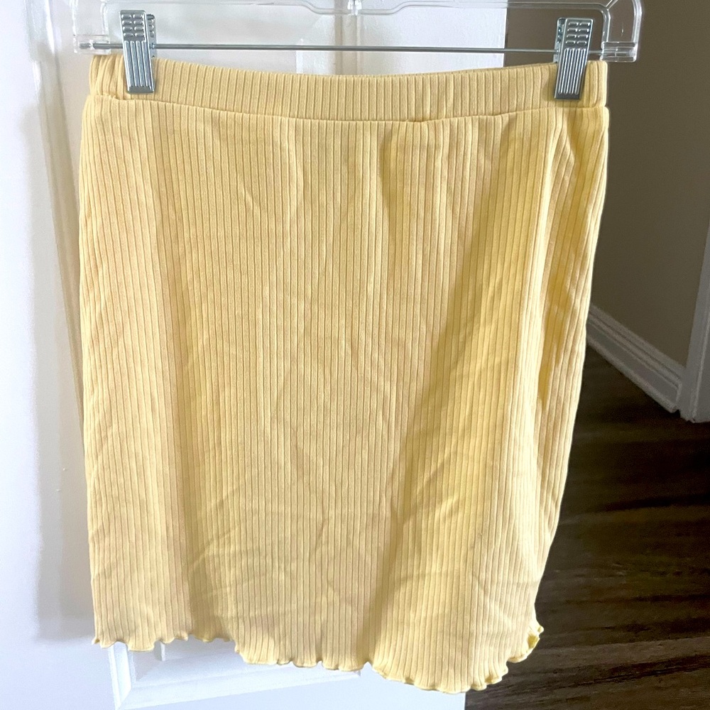 Yellow fitted mini skirt with ruffle detail-never been worn tags still on